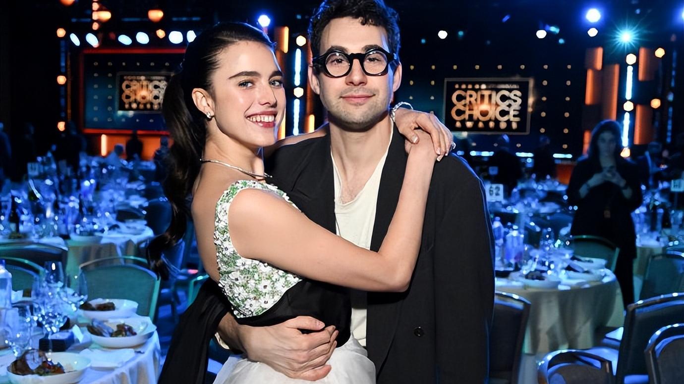 玛格丽特|27岁好莱坞往事女星订婚，男友是比她大11岁的音乐人，网友：祝福二位