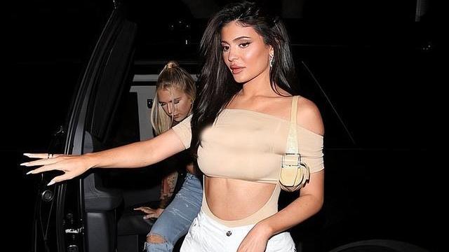 凯莉·詹娜|卡戴珊小妹久违亮相！生完娃后练回马甲线，颜值气质不输姐姐詹娜