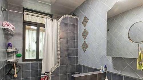 小卫生间不要装玻璃淋浴房，头一次见这样设计，真是太聪明了！