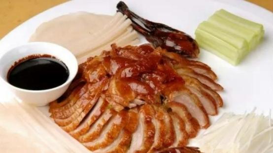 北京烤鸭，果木炉子现烤的话，那才是正经的全聚德烤鸭