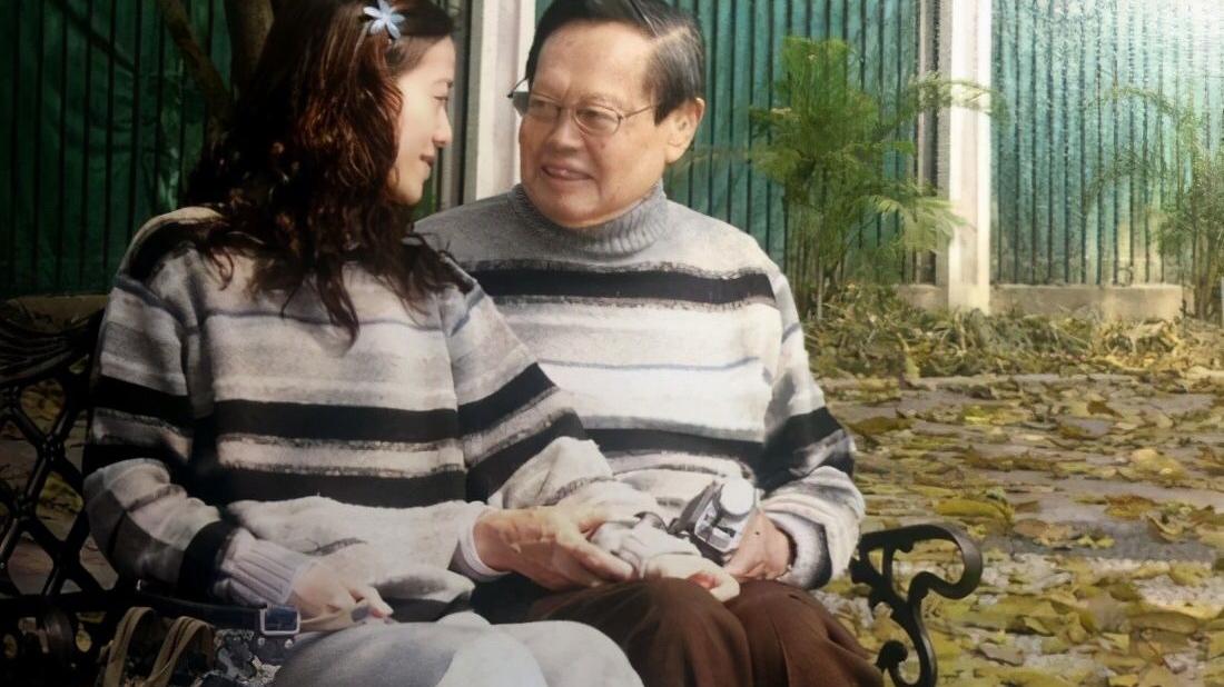 翁帆 45岁翁帆挺时髦接地气，穿衣打扮简约却气质，中年女人可照着穿