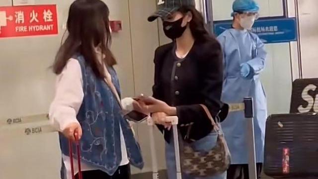 白梦妍|白鹿一行人现身机场，助理带5个行李箱，疑出发录制《跑男》
