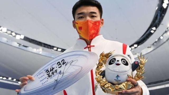 高亭宇|冬奥旗手高亭宇夺冠，赛后采访治愈又幽默，却因为学历遭到吐槽