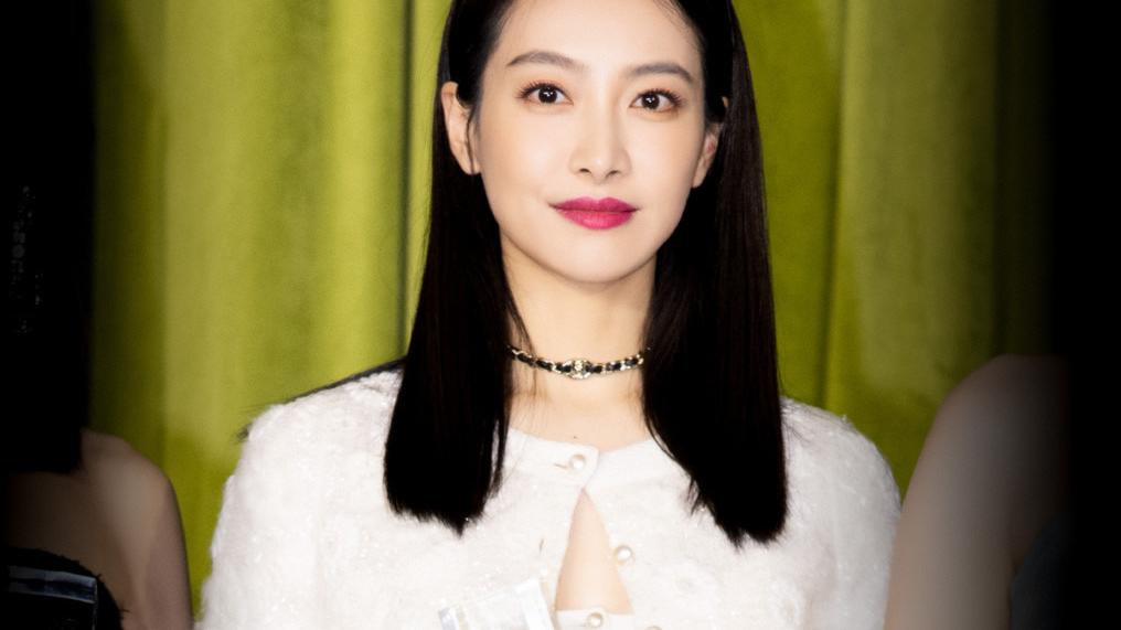 双子座 35岁左右的女人留什么发型好看？中长直发清爽优雅很有气质，很美.