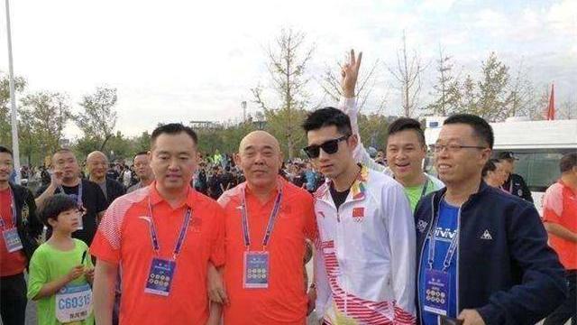 孔令辉|孔令辉近照发福严重，47岁发际线后移显老态，参加活动有望回国乒