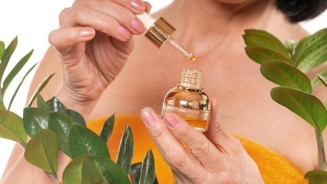 胶原蛋白 女人涂“精华液”时，请尽量避免这4个“误区”，浪费了都是钱啊.