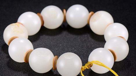 |有一种和田玉，贵在简单明朗，你喜欢玉石手串吗？