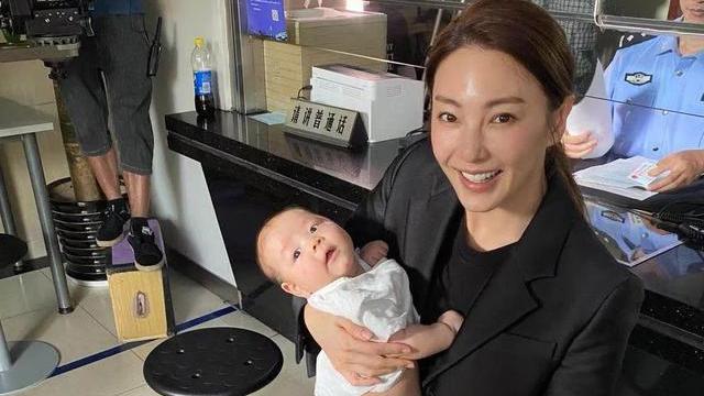 张雨绮|张雨绮无意中晒整排名牌包，大小几十个，离婚后成阔太单亲辣妈