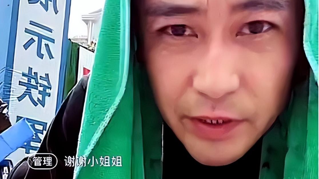 李飞|演员李飞街头帮母亲卖鱼！双手抓泥鳅全是污泥，凌晨4点卖力搬货