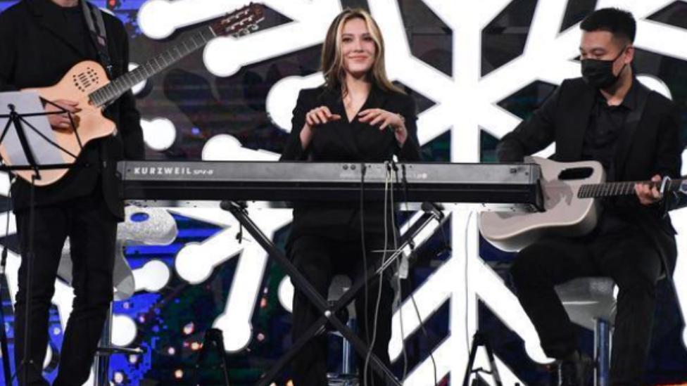 恰似故人归|“这就是格局”，新晋偶像谷爱凌与主持人合影，脖子上的奖牌亮了