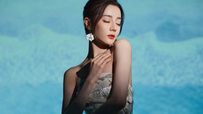 迪丽热巴|迪丽热巴完美诠释了S形身材，配上出色的颜值，魅力十足。