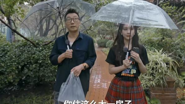 你一个人住这么大的别墅？孟子义：房子是我装修的，不是我买的