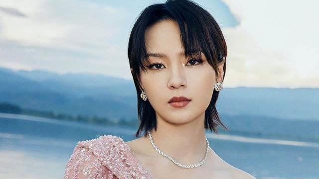 周笔畅|周笔畅也这么有女人味儿！粉色连体裤小露香肩，短发尽显洒脱率性