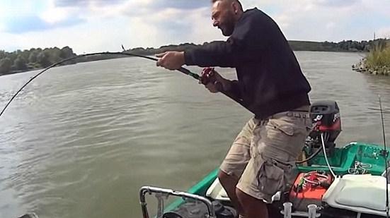 渔民|亚马逊渔民钓到“巨型水怪”，当鱼竿折断后他立即跳入河中