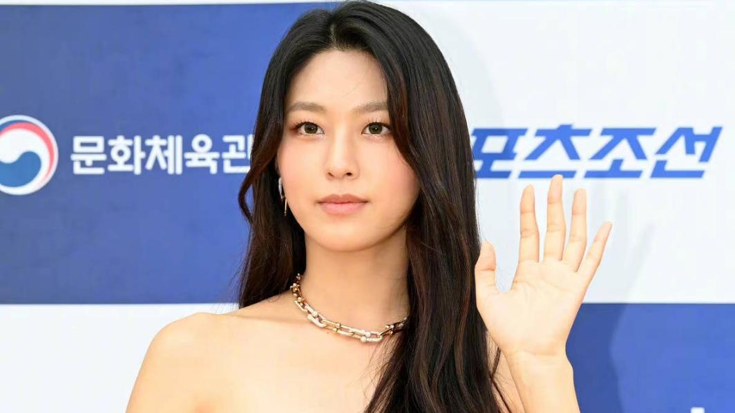 周杰伦|韩国红毯还挺寒酸！女明星穿礼服看着是真的“素”