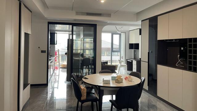 看她家花40万装修160平新房，全屋颜值在线，无主灯的设计很喜欢