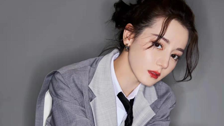 迪丽热巴|迪丽热巴参加活动，灰色拼接长款西装搭配长筒袜，学姐气息十足