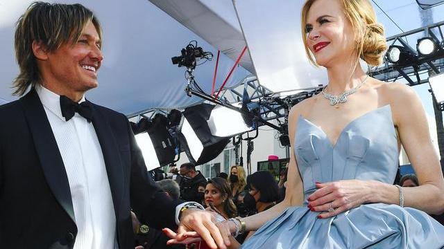 南柱赫|妮可基德曼亮相奥斯卡，穿灰蓝色礼服宛如女神！老公都被惊艳了