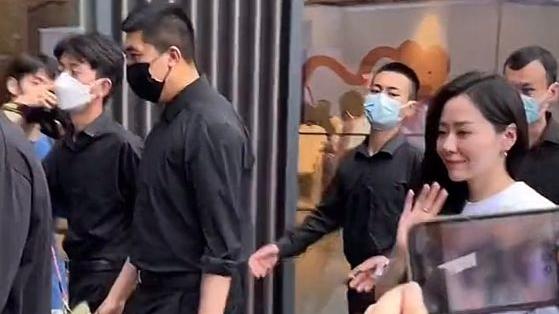 张靓颖|成都：张靓颖商场参加活动，脸色红润出场阵容不小，“都37岁了”