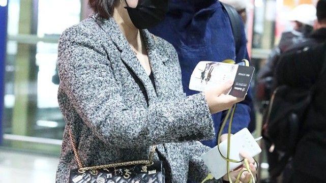 深圳市|马丽好会撒娇，机场拉着小11岁丈夫一脸懵懂，霸总打扮却显娇羞感