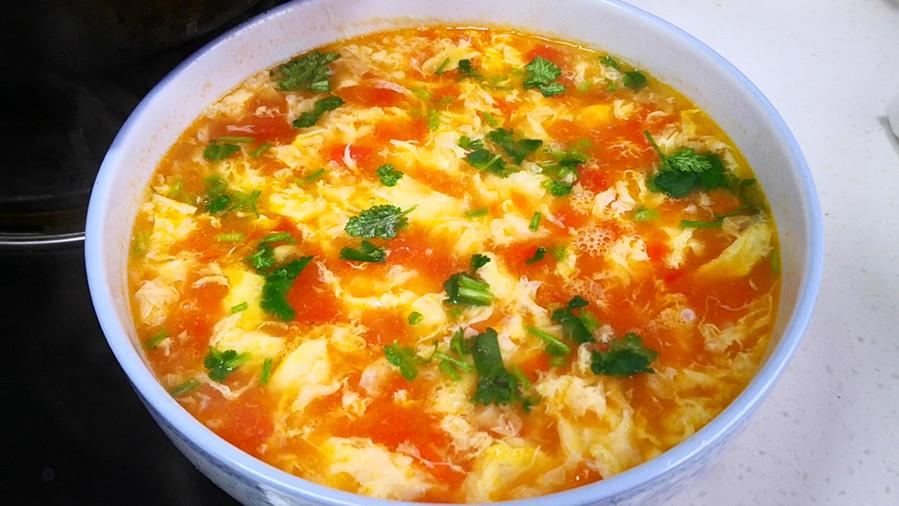 做蛋花汤时，最“忌讳”水开直接倒蛋液，多加这1样，汤汁香浓、蛋花均匀，好看又好喝！