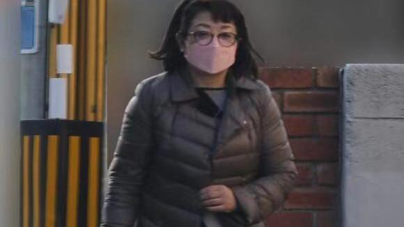 山口百惠|63岁山口百惠近照曝光，上街买菜圆润显富态，美貌褪去仍光彩照人