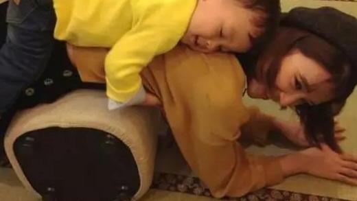 张杨果而和百克力的家：客厅中间铺竹席，平时跟孩子直接在地上玩