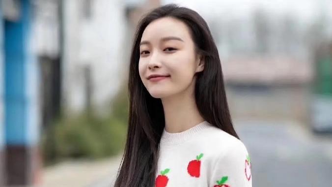 倪妮|倪妮气质绝了，皮粉色西装帅气知性，白色红苹果印花短袖清新甜美