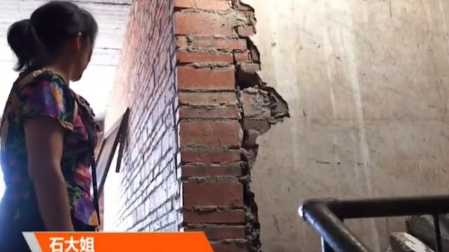 买房却遇霸道邻居，锯断水管霸占楼道，大爷：想用楼梯先给钱