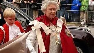 蓝色魔咒？在四场已离婚的王室成员婚礼上，英女王都穿蓝色套装
