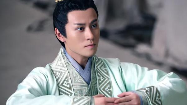 秦俊杰|杨紫前任秦俊杰深夜外出与友人聚餐，醉酒后被人搀扶离开