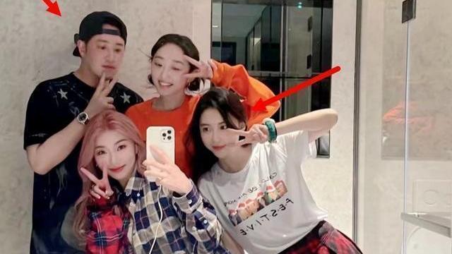 穿衣搭配|潘玮柏妻子奔三了，状态还挺好，穿衣大方显身材，不占C位也吸睛