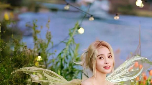 kbs|baby庆生照被删引争议，裙子短到遮住大腿，现场烧火放烟花太热闹