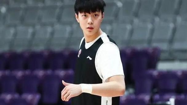 广东男篮|CBA三消息：广东一人放弃顶薪，林书豪难获合同，李晓旭球衣必退