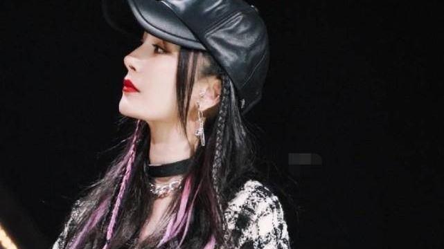 赵丽颖|赵丽颖挑染发型直接封神！穿皮衣太酷竟赢过杨幂，风格大变不敢认