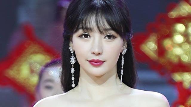 柳岩|性感女神柳岩火辣身材无人能敌，42岁仍孑然一身为哪般？