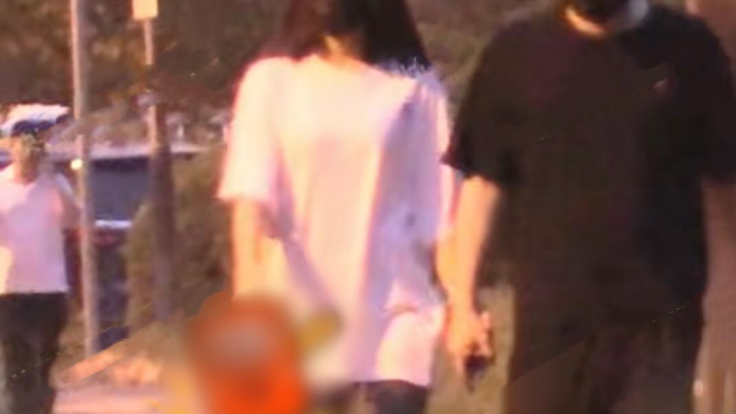 刘亦菲|女星离婚2年疑恋爱！与男子亲密牵手回家，还开豪车多次出入酒店