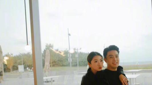 郑恺前女友程晓玥官宣怀孕 晒自拍大秀孕肚分享喜悦