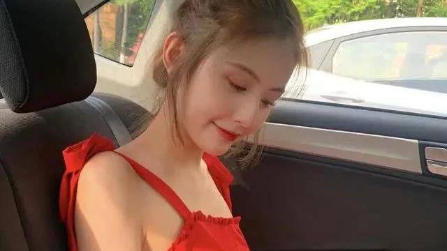 甜仇|王思聪钟爱二十三岁，新女友甜仇衣品太仙女，美少女本人