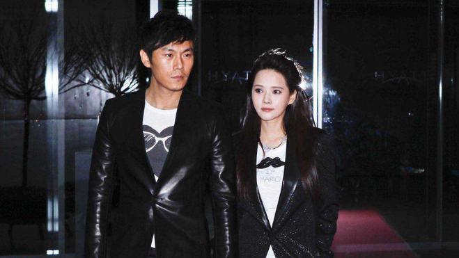 秦昊|伊能静：老公，我眼睛美吗？秦昊：你双眼皮做的，别以为我不知道