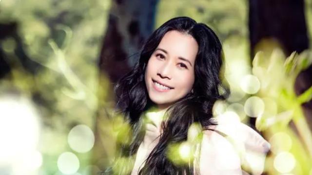 参观莫文蔚现实的家，客厅设计像个大鸟笼，装修也太潮了