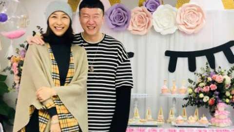 孙红雷|孙红雷妥妥女儿奴啊！带女儿出游全程抱着，老父亲也太宠溺了吧