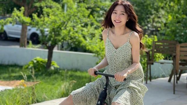 秦岚|42岁秦岚晒独居生活照火了：全屋精致奢华，没有丝毫俗气，羡慕！