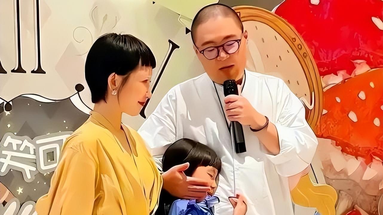 郝劭文|刚结婚就遭遇家暴？郝劭文直播间卖力带货，满脸抓痕红肿一片