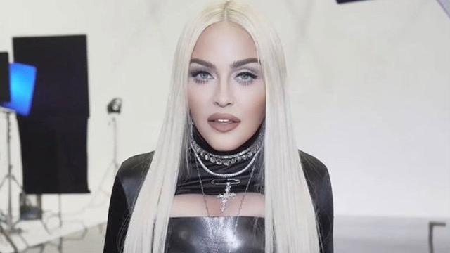 麦当娜|63岁麦当娜霸气夜行，皮肤闪亮无细纹，额头发蓝疑似微整过度