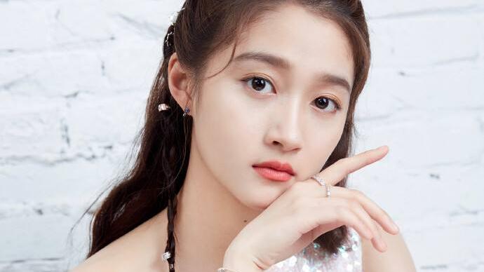 燕双鹰|国民闺女又想十八变？关晓彤鼻梁突出，网友猜疑她对脸上动手了