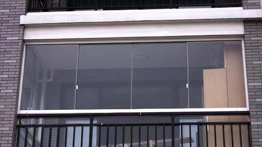 封阳台别选这种窗，浪费钱又不实用，老婆不听劝不到半年就拆了