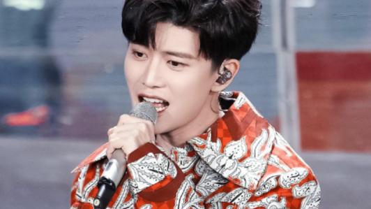 春晚|任嘉伦春晚后台玩嗨了，自拍干饭超活跃，小时候许的愿望都实现了