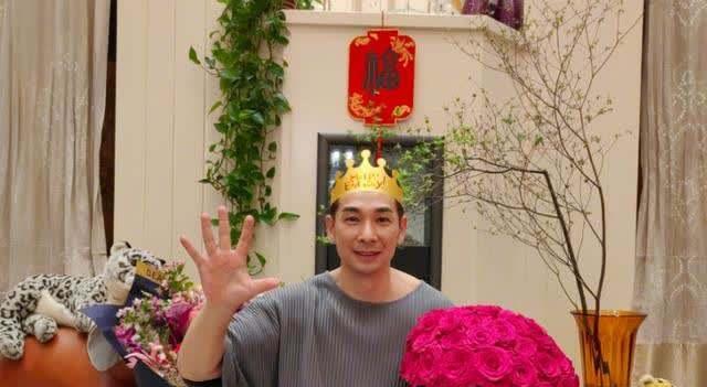 赵文卓|演员赵文卓晒出庆生照，二儿子和他长得太像，小女儿超级乖巧