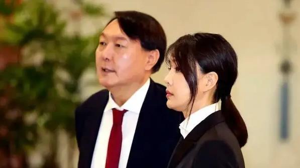 韩国|被盯上了，韩国警方突然宣布，第一夫人遭调查！